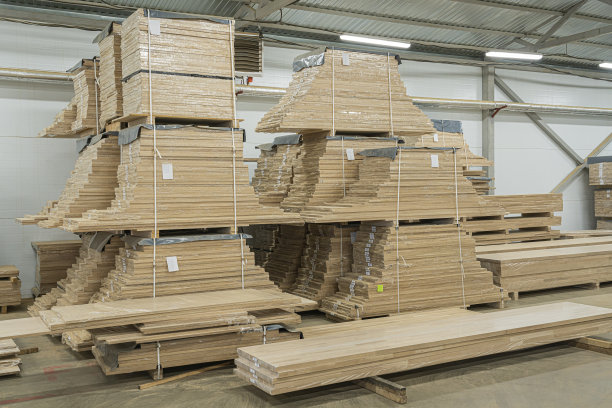 橡木家具板在仓库的木工制作图片下载