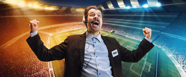 激动的人，专业的体育解说员通过体育场馆的背景在线直播足球比赛。赢得比赛图片下载