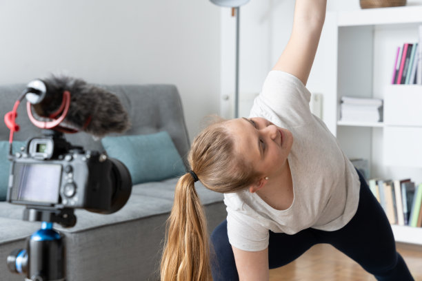 在镜头前练瑜伽的女人图片下载