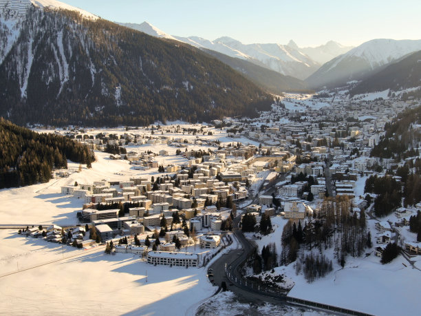 戴佛斯在群山的阴影下。图片下载