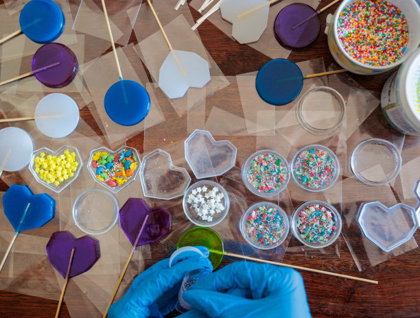 桌上摆满了棒棒糖的配料和糖果的装饰品图片下载