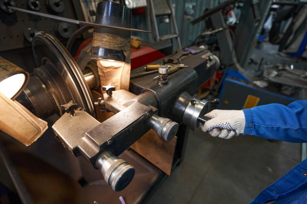 男性在服务中心工作的特写照片图片下载