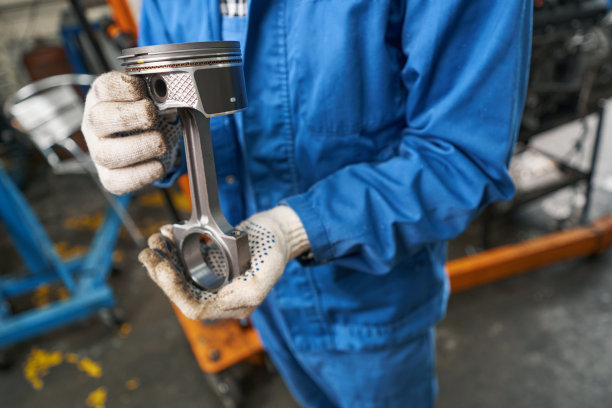 一名男子手握汽车零件的特写照片图片下载