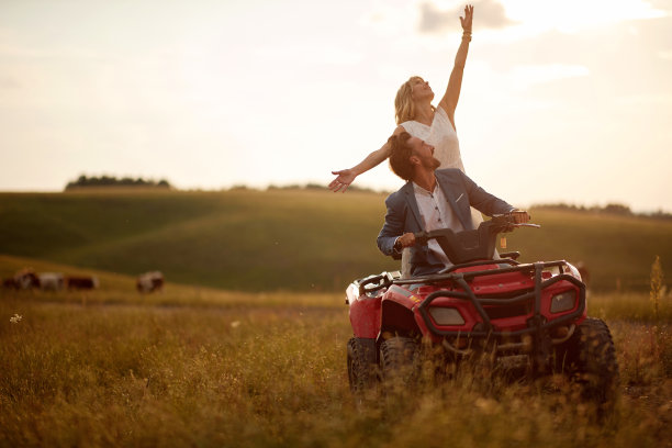 男人和女人在山上的沙滩车恋爱。婚礼在自然界中。图片下载