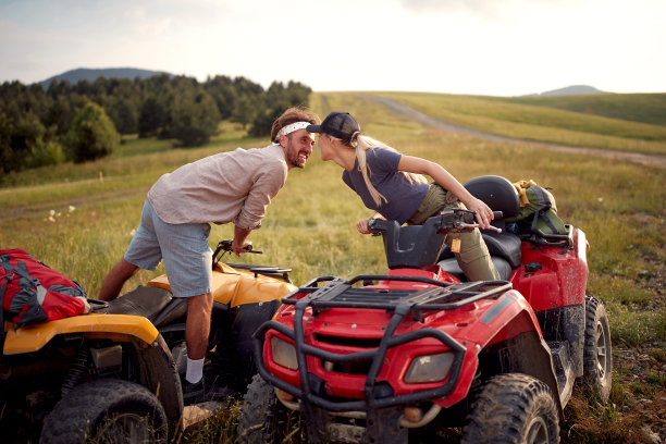 一对恩爱的情侣驾驶越野车，享受极限骑行图片下载
