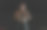 年轻英俊的健美运动员喝着瓶子里的水，正从锻炼中休息图片下载