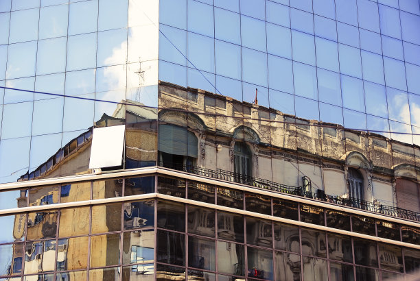 古代和现代。现代建筑的玻璃反射出殖民时期的建筑。图片下载