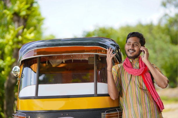 印度三轮车司机在用手机聊天。图片下载