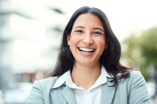一个自信的年轻女商人站在城市背景的肖像图片下载