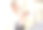 年轻漂亮的白人妇女在城市里用刷子化妆图片下载