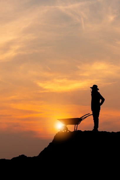 夕阳下手推车的工人剪影，空推车的农夫剪影图片下载