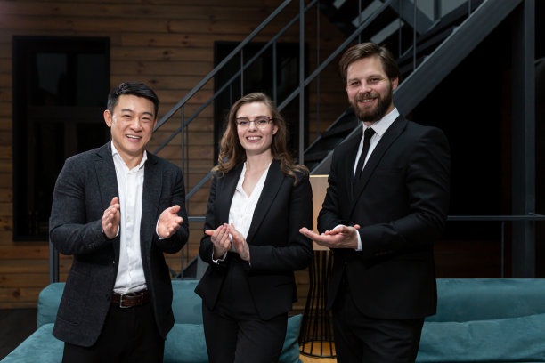 一群身着正装的商人在成功的商业交易后微笑着跳舞，策划合伙交易执行会议股东在公司办公室。业务合同图片下载