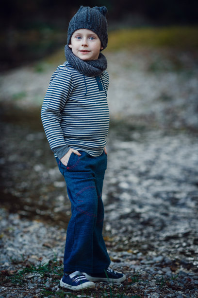 一组红头发孩子的照片。13、大自然里的女孩和男孩，夕阳西下，秋高气爽。图片下载