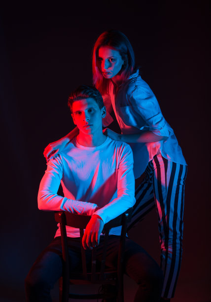 美丽浪漫的模型。两个风格图片下载