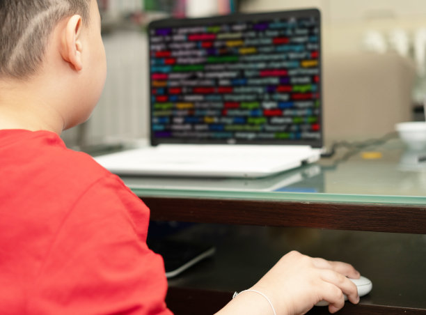 孩子正在电脑键盘打字，为互联网教育技术和学习图片下载