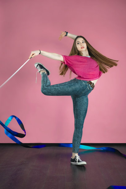 美丽的白人少女体操运动员丝带。图片下载