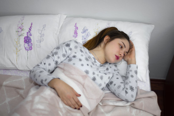 抑郁的小女孩躺在床上。图片下载