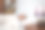 抑郁的小女孩躺在床上。图片下载