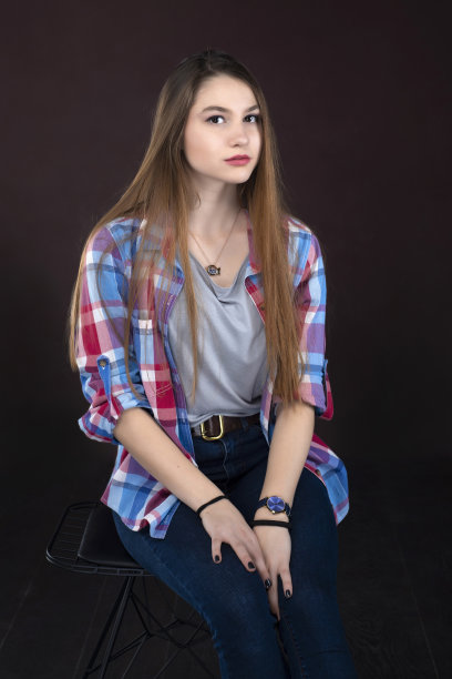 一个年轻女孩时尚的工作室肖像。图片下载