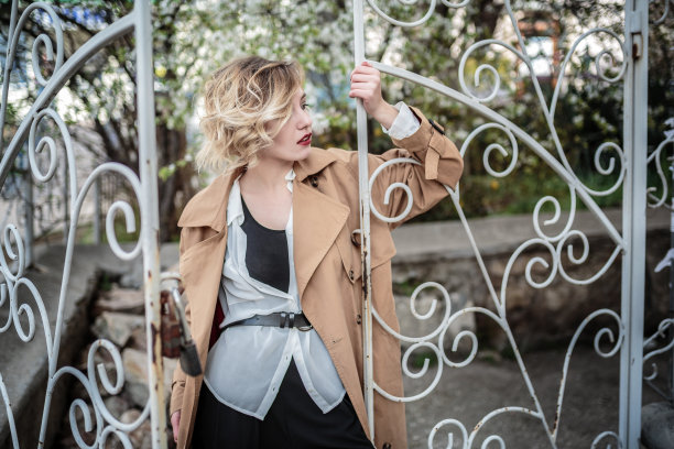 时尚女人的肖像年轻漂亮的时尚女孩摆姿势在欧洲的城市，春季街头时尚。笑和微笑的肖像。图片下载