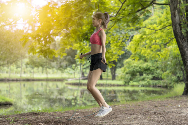 健身女性正在公园里热身。图片下载