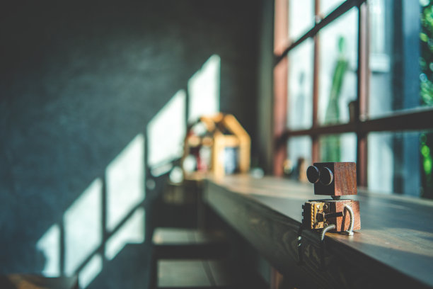 咖啡桌展示设置在咖啡店的背景下，咖啡馆的概念和餐厅的商业生活方式，供顾客使用的食物和饮料图片下载