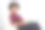 快乐休闲美丽的美国非洲妇女在笔记本电脑上工作，而设置在房子的床上。图片下载