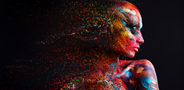 这张照片拍摄的是一名年轻女子在画室里摆姿势，脸上和身上都涂着颜料图片下载