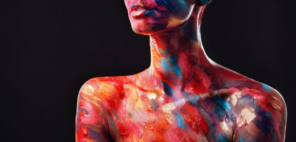 剪裁的照片，一个不认识的女人独自摆姿势在工作室与油漆在她的身体图片下载