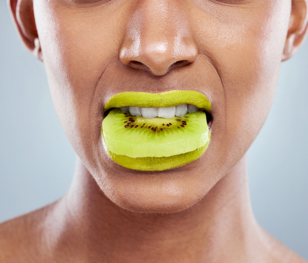 一个不知名的年轻女子在灰色背景下的工作室摆姿势的特写镜头图片下载