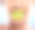 一个不知名的年轻女子在灰色背景下的工作室摆姿势的特写镜头图片下载