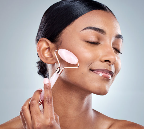 裁剪的照片，一个有吸引力的年轻女子摆姿势在工作室的灰色背景图片下载