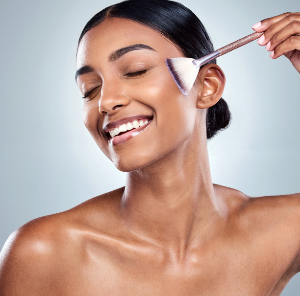 裁剪的照片，一个有吸引力的年轻女子摆姿势在工作室的灰色背景图片下载