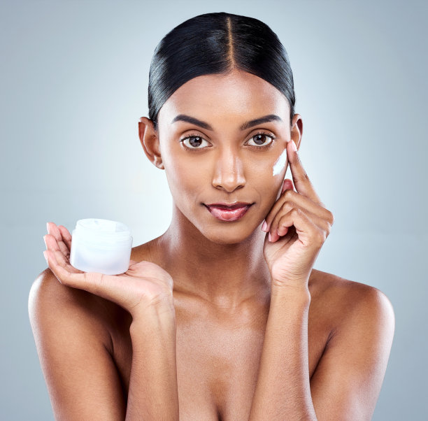 裁剪肖像的一个有吸引力的年轻女子摆姿势在工作室的灰色背景图片下载