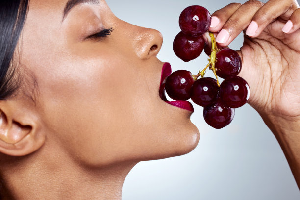 裁剪的照片，一个有吸引力的年轻女子摆姿势在工作室的灰色背景图片下载