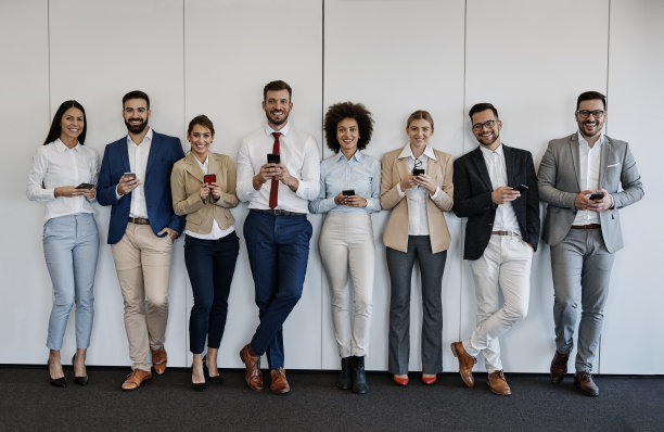 年轻的商务人士用手机与智能手机社交图片下载