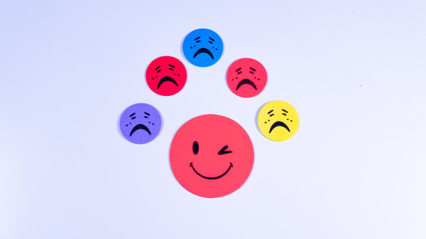 一组长着小眼睛的滑稽面孔。悲伤的，哭泣的，有趣的，可疑的，生气的，微笑的脸。图片下载