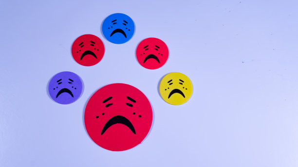 一组长着小眼睛的滑稽面孔。悲伤的，哭泣的，有趣的，可疑的，生气的，微笑的脸。图片下载