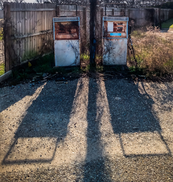 旧的加油站。图片下载