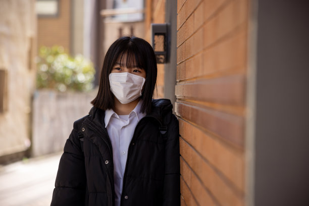 十几岁女孩靠在墙上的肖像图片下载