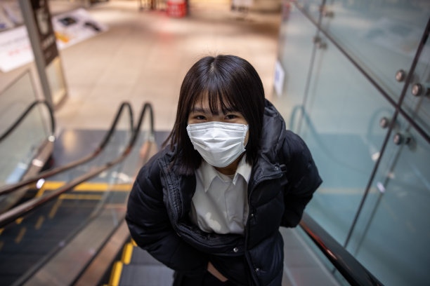 一个十几岁的女孩在自动扶梯上图片下载