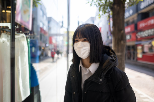 十几岁的女孩走在购物街图片下载