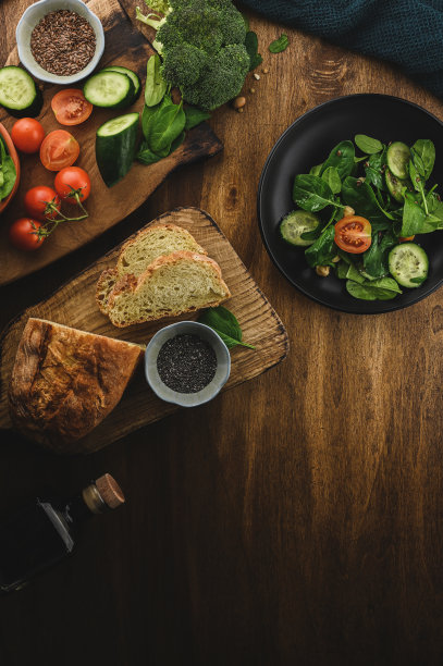 健康饮食和烹饪、清洁或减肥的食品理念。健康素食理念。在一个木制的切菜板上用菠菜和农用蔬菜准备素食沙拉图片下载