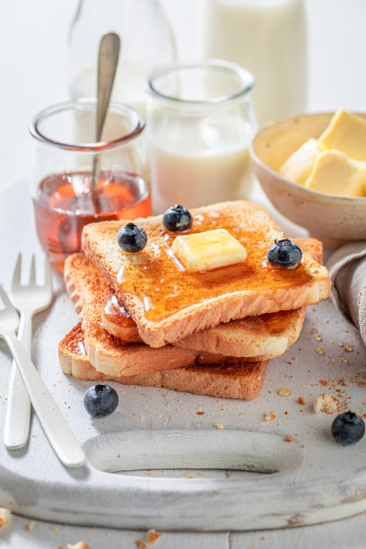 自制法式吐司加浆果，枫糖浆和黄油。图片下载