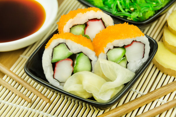 经典寿司卷配酱油、裙带菜沙拉和竹片生姜图片下载