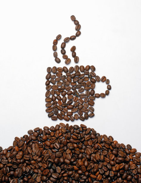 用咖啡豆和咖啡粒在白色上做成的杯子图片下载