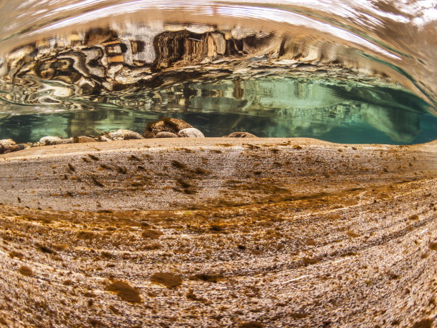 冬季，瑞士提契诺州Verzasca河的水下风景图片下载