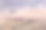 穿着红色和蓝色衣服的游客在山顶上休息。山谷的风景。图片下载