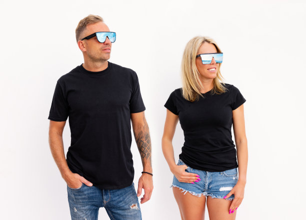 穿着黑色t恤的女人和男人，t恤设计的模型图片下载