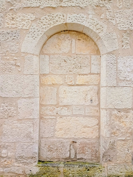 这张照片拍摄于一个历史悠久的中世纪小镇上的一个石龛图片下载